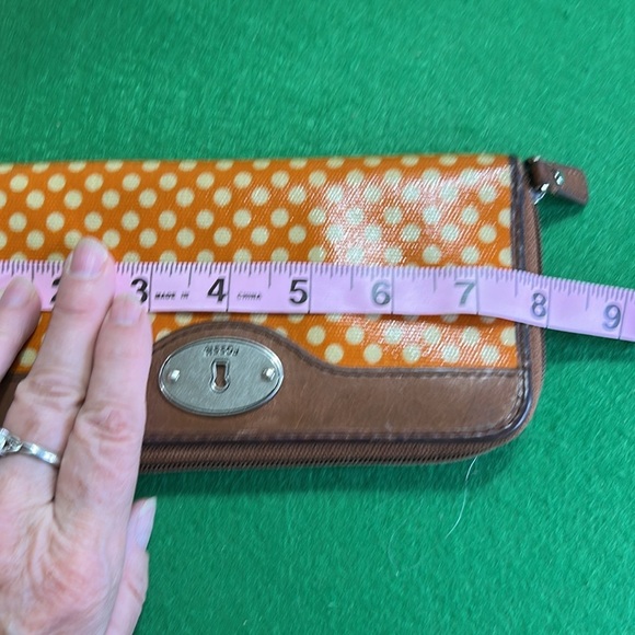 FOSSIL KEY PER POIKA DOT ZIP AROUND WRISTLET WALLET - Picture 10 of 14